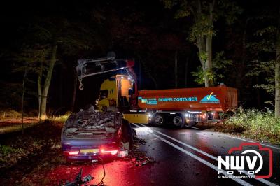 Auto verandert in wrak na zware crash tegen boom op de Tongerenseweg (N309) bij Epe, twee personen zwaargewond naar ziekenhuis. - © NWVFoto.nl