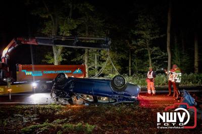 Auto verandert in wrak na zware crash tegen boom op de Tongerenseweg (N309) bij Epe, twee personen zwaargewond naar ziekenhuis. - © NWVFoto.nl