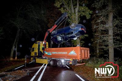 Auto verandert in wrak na zware crash tegen boom op de Tongerenseweg (N309) bij Epe, twee personen zwaargewond naar ziekenhuis. - © NWVFoto.nl