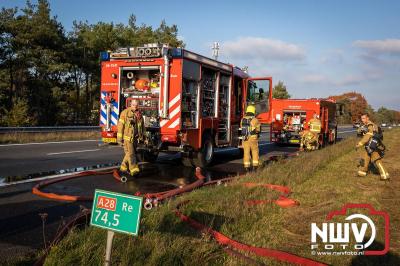 Snelweg A28 volledig afgesloten ter hoogte van 't Harde door vrachtwagenbrand. - © NWVFoto.nl