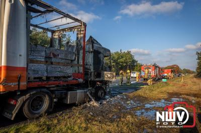 Snelweg A28 volledig afgesloten ter hoogte van 't Harde door vrachtwagenbrand. - © NWVFoto.nl