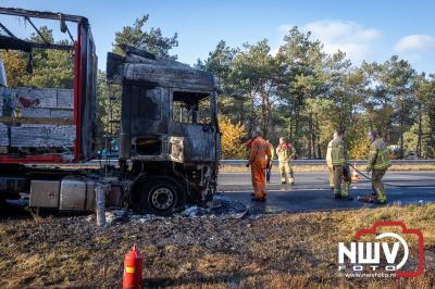 Snelweg A28 volledig afgesloten ter hoogte van 't Harde door vrachtwagenbrand. - © NWVFoto.nl