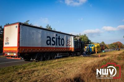 Snelweg A28 volledig afgesloten ter hoogte van 't Harde door vrachtwagenbrand. - © NWVFoto.nl