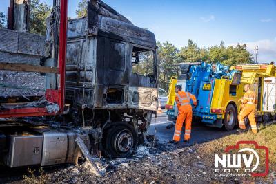 Snelweg A28 volledig afgesloten ter hoogte van 't Harde door vrachtwagenbrand. - © NWVFoto.nl