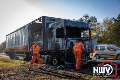 Snelweg A28 volledig afgesloten ter hoogte van 't Harde door vrachtwagenbrand. - © NWVFoto.nl