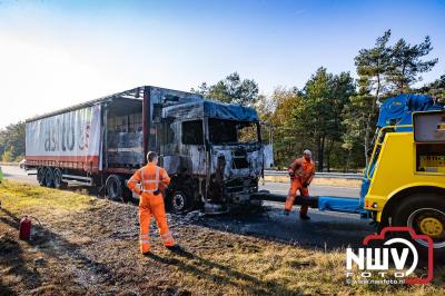 Snelweg A28 volledig afgesloten ter hoogte van 't Harde door vrachtwagenbrand. - © NWVFoto.nl