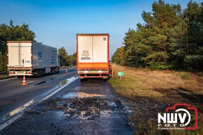 Snelweg A28 volledig afgesloten ter hoogte van 't Harde door vrachtwagenbrand. - © NWVFoto.nl