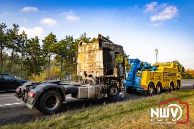 Snelweg A28 volledig afgesloten ter hoogte van 't Harde door vrachtwagenbrand. - © NWVFoto.nl