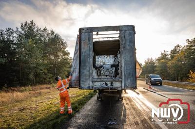 Snelweg A28 volledig afgesloten ter hoogte van 't Harde door vrachtwagenbrand. - © NWVFoto.nl