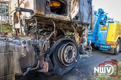 Snelweg A28 volledig afgesloten ter hoogte van 't Harde door vrachtwagenbrand. - © NWVFoto.nl