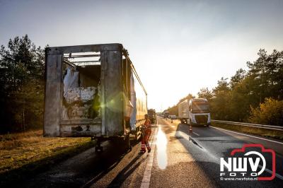 Snelweg A28 volledig afgesloten ter hoogte van 't Harde door vrachtwagenbrand. - © NWVFoto.nl