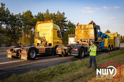 Snelweg A28 volledig afgesloten ter hoogte van 't Harde door vrachtwagenbrand. - © NWVFoto.nl