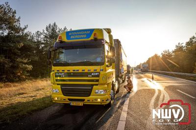 Snelweg A28 volledig afgesloten ter hoogte van 't Harde door vrachtwagenbrand. - © NWVFoto.nl