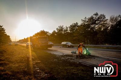 Snelweg A28 volledig afgesloten ter hoogte van 't Harde door vrachtwagenbrand. - © NWVFoto.nl