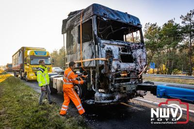 Snelweg A28 volledig afgesloten ter hoogte van 't Harde door vrachtwagenbrand. - © NWVFoto.nl