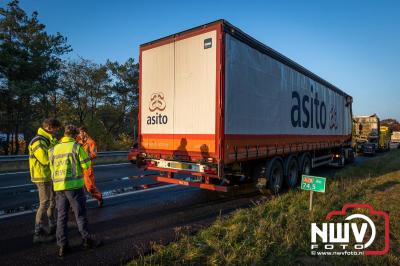 Snelweg A28 volledig afgesloten ter hoogte van 't Harde door vrachtwagenbrand. - © NWVFoto.nl