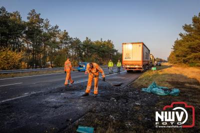 Snelweg A28 volledig afgesloten ter hoogte van 't Harde door vrachtwagenbrand. - © NWVFoto.nl