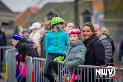 Kinderen genieten volop van de feestelijke aankomst van Sinterklaas op zijn stoomboot, gevolgd door een vrolijke stoet van Pietenboten in de haven van Elburg. - © NWVFoto.nl