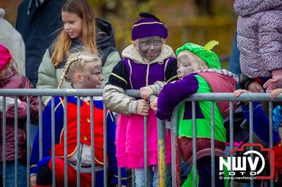 Kinderen genieten volop van de feestelijke aankomst van Sinterklaas op zijn stoomboot, gevolgd door een vrolijke stoet van Pietenboten in de haven van Elburg. - © NWVFoto.nl