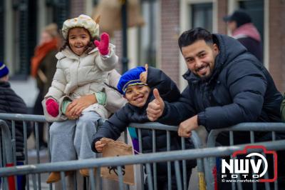 Kinderen genieten volop van de feestelijke aankomst van Sinterklaas op zijn stoomboot, gevolgd door een vrolijke stoet van Pietenboten in de haven van Elburg. - © NWVFoto.nl