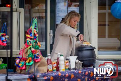 Kinderen genieten volop van de feestelijke aankomst van Sinterklaas op zijn stoomboot, gevolgd door een vrolijke stoet van Pietenboten in de haven van Elburg. - © NWVFoto.nl