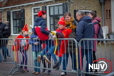 Kinderen genieten volop van de feestelijke aankomst van Sinterklaas op zijn stoomboot, gevolgd door een vrolijke stoet van Pietenboten in de haven van Elburg. - © NWVFoto.nl