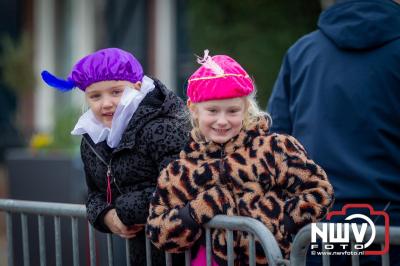 Kinderen genieten volop van de feestelijke aankomst van Sinterklaas op zijn stoomboot, gevolgd door een vrolijke stoet van Pietenboten in de haven van Elburg. - © NWVFoto.nl