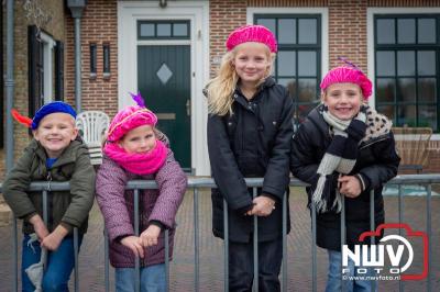 Kinderen genieten volop van de feestelijke aankomst van Sinterklaas op zijn stoomboot, gevolgd door een vrolijke stoet van Pietenboten in de haven van Elburg. - © NWVFoto.nl