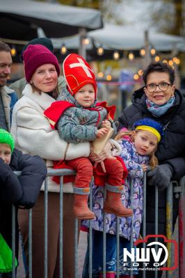 Kinderen genieten volop van de feestelijke aankomst van Sinterklaas op zijn stoomboot, gevolgd door een vrolijke stoet van Pietenboten in de haven van Elburg. - © NWVFoto.nl