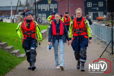 Kinderen genieten volop van de feestelijke aankomst van Sinterklaas op zijn stoomboot, gevolgd door een vrolijke stoet van Pietenboten in de haven van Elburg. - © NWVFoto.nl