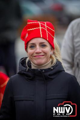 Kinderen genieten volop van de feestelijke aankomst van Sinterklaas op zijn stoomboot, gevolgd door een vrolijke stoet van Pietenboten in de haven van Elburg. - © NWVFoto.nl