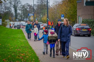 Kinderen genieten volop van de feestelijke aankomst van Sinterklaas op zijn stoomboot, gevolgd door een vrolijke stoet van Pietenboten in de haven van Elburg. - © NWVFoto.nl