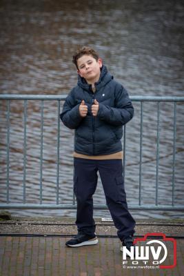 Kinderen genieten volop van de feestelijke aankomst van Sinterklaas op zijn stoomboot, gevolgd door een vrolijke stoet van Pietenboten in de haven van Elburg. - © NWVFoto.nl