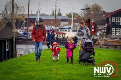 Kinderen genieten volop van de feestelijke aankomst van Sinterklaas op zijn stoomboot, gevolgd door een vrolijke stoet van Pietenboten in de haven van Elburg. - © NWVFoto.nl