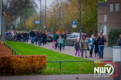 Kinderen genieten volop van de feestelijke aankomst van Sinterklaas op zijn stoomboot, gevolgd door een vrolijke stoet van Pietenboten in de haven van Elburg. - © NWVFoto.nl