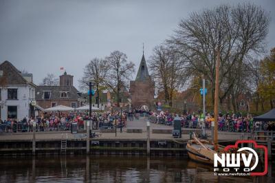 Kinderen genieten volop van de feestelijke aankomst van Sinterklaas op zijn stoomboot, gevolgd door een vrolijke stoet van Pietenboten in de haven van Elburg. - © NWVFoto.nl