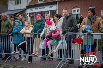 Kinderen genieten volop van de feestelijke aankomst van Sinterklaas op zijn stoomboot, gevolgd door een vrolijke stoet van Pietenboten in de haven van Elburg. - © NWVFoto.nl