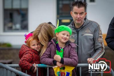 Kinderen genieten volop van de feestelijke aankomst van Sinterklaas op zijn stoomboot, gevolgd door een vrolijke stoet van Pietenboten in de haven van Elburg. - © NWVFoto.nl