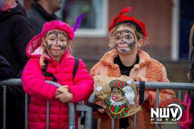 Kinderen genieten volop van de feestelijke aankomst van Sinterklaas op zijn stoomboot, gevolgd door een vrolijke stoet van Pietenboten in de haven van Elburg. - © NWVFoto.nl