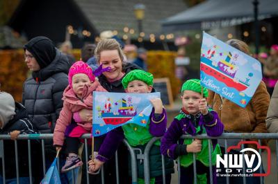 Kinderen genieten volop van de feestelijke aankomst van Sinterklaas op zijn stoomboot, gevolgd door een vrolijke stoet van Pietenboten in de haven van Elburg. - © NWVFoto.nl