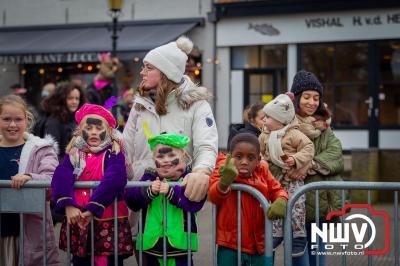 Kinderen genieten volop van de feestelijke aankomst van Sinterklaas op zijn stoomboot, gevolgd door een vrolijke stoet van Pietenboten in de haven van Elburg. - © NWVFoto.nl