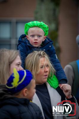 Kinderen genieten volop van de feestelijke aankomst van Sinterklaas op zijn stoomboot, gevolgd door een vrolijke stoet van Pietenboten in de haven van Elburg. - © NWVFoto.nl