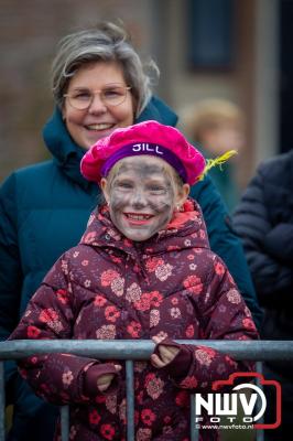 Kinderen genieten volop van de feestelijke aankomst van Sinterklaas op zijn stoomboot, gevolgd door een vrolijke stoet van Pietenboten in de haven van Elburg. - © NWVFoto.nl