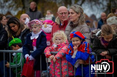 Kinderen genieten volop van de feestelijke aankomst van Sinterklaas op zijn stoomboot, gevolgd door een vrolijke stoet van Pietenboten in de haven van Elburg. - © NWVFoto.nl