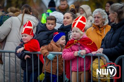 Kinderen genieten volop van de feestelijke aankomst van Sinterklaas op zijn stoomboot, gevolgd door een vrolijke stoet van Pietenboten in de haven van Elburg. - © NWVFoto.nl