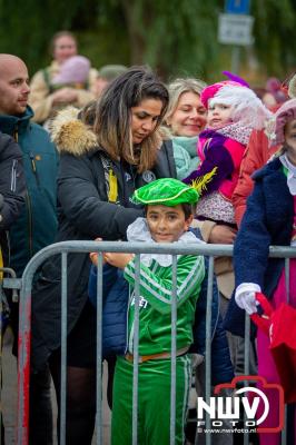 Kinderen genieten volop van de feestelijke aankomst van Sinterklaas op zijn stoomboot, gevolgd door een vrolijke stoet van Pietenboten in de haven van Elburg. - © NWVFoto.nl