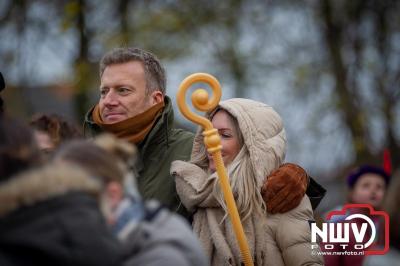 Kinderen genieten volop van de feestelijke aankomst van Sinterklaas op zijn stoomboot, gevolgd door een vrolijke stoet van Pietenboten in de haven van Elburg. - © NWVFoto.nl