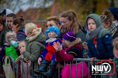 Kinderen genieten volop van de feestelijke aankomst van Sinterklaas op zijn stoomboot, gevolgd door een vrolijke stoet van Pietenboten in de haven van Elburg. - © NWVFoto.nl