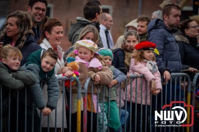 Kinderen genieten volop van de feestelijke aankomst van Sinterklaas op zijn stoomboot, gevolgd door een vrolijke stoet van Pietenboten in de haven van Elburg. - © NWVFoto.nl