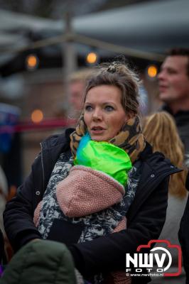 Kinderen genieten volop van de feestelijke aankomst van Sinterklaas op zijn stoomboot, gevolgd door een vrolijke stoet van Pietenboten in de haven van Elburg. - © NWVFoto.nl